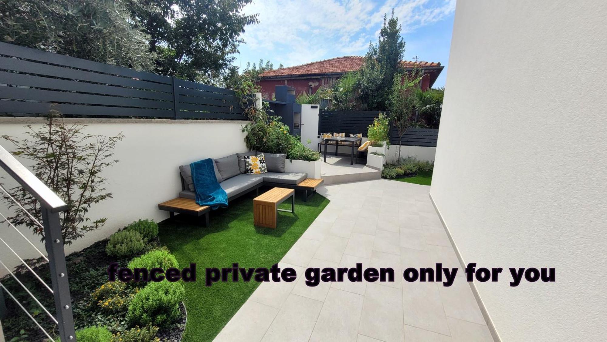 Private Fenced Garden With Bbq Area Minutes From The - Urban Secret Kantrida Lägenhet